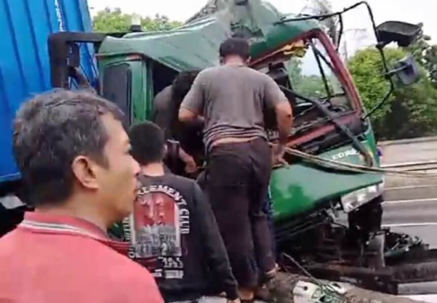 Petugas bersama warga berupaya mengevakuasi sopir truk kontainer yang terjepit saat kecelakaan di ruas Tol Jakarta Outer Ring Road (JORR), Pulogebang, Cakung, Jakarta Timur, pada Selasa (28/1/2025). Foto: Ist