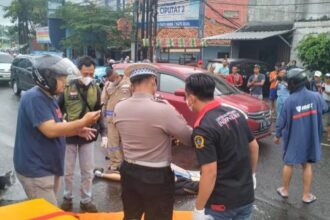 Pengendara motor tewas terlindas bus di Jalan Dewi Sartika, Kelurahan Cipayung, Kecamatan Ciputat, Tangerang Selatan, Selasa (14/1/2025). Foto: Tangkapan layar Instgram @ulujamitv