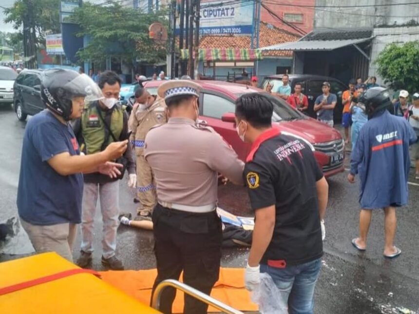 Pengendara motor tewas terlindas bus di Jalan Dewi Sartika, Kelurahan Cipayung, Kecamatan Ciputat, Tangerang Selatan, Selasa (14/1/2025). Foto: Tangkapan layar Instgram @ulujamitv