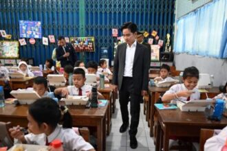 Wapres Gibran Rakabuming Raka saat meninjau program makan bergizi gratis. (Foto: dok. Biro Pers, Media, dan Informasi Sekretariat Wapres)