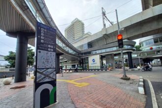 Pengendara motor melintasi kawasan tertib berlalu lintas di traffick light di kawasan CSW, Kebayoran Baru, Jakarta Selatan. Foto: Dok/ipol.id