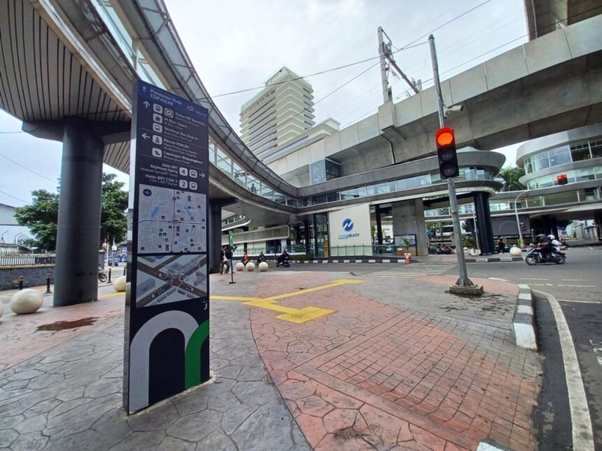 Pengendara motor melintasi kawasan tertib berlalu lintas di traffick light di kawasan CSW, Kebayoran Baru, Jakarta Selatan. Foto: Dok/ipol.id