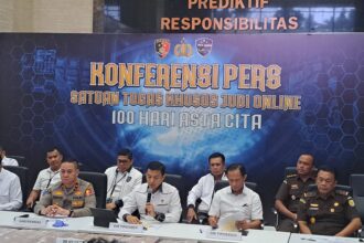 Direktur Tipidsiber Bareskrim Polri, Brigjen Pol Himawan Bayu Aji dan jajaran dalam konfrensi pers pengungkapan kasus judi online (judol) website H5GF777 dan gelar barang bukti uang puluhan miliar rupiah hasil kejahatan di Bareskrim Polri, Jakarta, Senin (20/1/2025). Foto: Ist