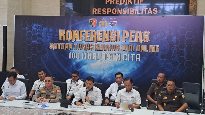 Direktur Tipidsiber Bareskrim Polri, Brigjen Pol Himawan Bayu Aji dan jajaran dalam konfrensi pers pengungkapan kasus judi online (judol) website H5GF777 dan gelar barang bukti uang puluhan miliar rupiah hasil kejahatan di Bareskrim Polri, Jakarta, Senin (20/1/2025). Foto: Ist