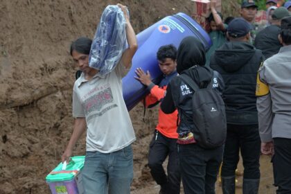 Pendistribusian bantuan logistik kepada masyarakat terdampak dilakukan di Dusun Tamasapi, Kecamatan Mamuju, Kabupaten Mamuju, Sulawesi Barat, pada Kamis (30/1/2025). Foto: BPBD Kabupaten Mamuju