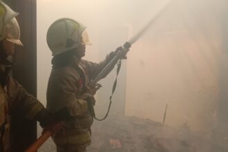 Sejumlah petugas Damkar berupaya memadamkan api yang berkobar di toko material keramik di Jalan Cipinang Muara Raya, RT 001/ RW 003, Kelurahan Cipinang Muara, Kecamatan Jatinegara, Jakarta Timur, pada Senin (6/1/2025) siang. Foto: Ist