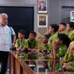 Kepala Pusat Penerangan Hukum Kejaksaan Agung (Kejagung), Harli Siregar beserta jajaran saat menerima kunjungan siswa dan siswi Sekolah Dasar (SD) Islam Al-Akbar Mojokerto, Selasa (7/1/2025). Foto: Puspenkum Kejagung