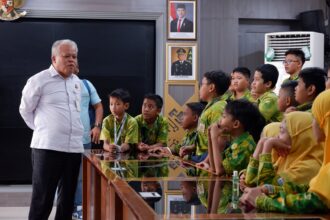 Kepala Pusat Penerangan Hukum Kejaksaan Agung (Kejagung), Harli Siregar beserta jajaran saat menerima kunjungan siswa dan siswi Sekolah Dasar (SD) Islam Al-Akbar Mojokerto, Selasa (7/1/2025). Foto: Puspenkum Kejagung