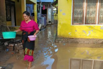 Banjir melanda wilayah Kabupaten Bima, Nusa Tenggara Barat, pada Minggu (26/1/2025), mengakibatkan aktivitas warga terganggu. Foto: BPBD Kabupaten Bima