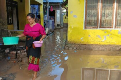 Banjir melanda wilayah Kabupaten Bima, Nusa Tenggara Barat, pada Minggu (26/1/2025), mengakibatkan aktivitas warga terganggu. Foto: BPBD Kabupaten Bima