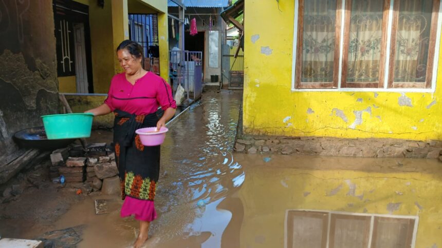 Banjir melanda wilayah Kabupaten Bima, Nusa Tenggara Barat, pada Minggu (26/1/2025), mengakibatkan aktivitas warga terganggu. Foto: BPBD Kabupaten Bima