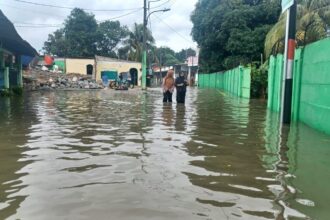 Banjir di RT 04/RW 06, Kelurahan Cakung Barat, Kecamatan Cakung, Jakarta Timur, Rabu (29/1/2025). Foto: Joesvicar Iqbal/ipol.id