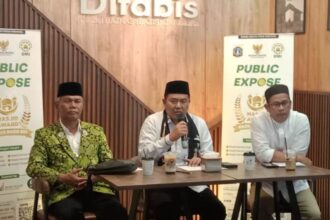 Plt Karo Dikmental Spritual, H Aceng Zaini (tengah) saat paparan Masjid Award 2025.(Foto Sofian/ipol.id)