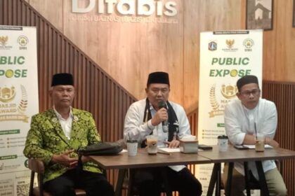 Plt Karo Dikmental Spritual, H Aceng Zaini (tengah) saat paparan Masjid Award 2025.(Foto Sofian/ipol.id)