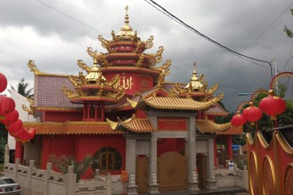 Masjid Tjia Kang Hoo di Jalan Haji Soleh dan Jalan Raya Tipar, Kelurahan Pekayon, Kecamatan Pasar Rebo, Jakarta Timur, dipasangi 100 lampion menjelang Imlek 2576 Kongzili, pada Selasa (28/1/2025) siang. Foto: Joesvicar Iqbal/ipol.id