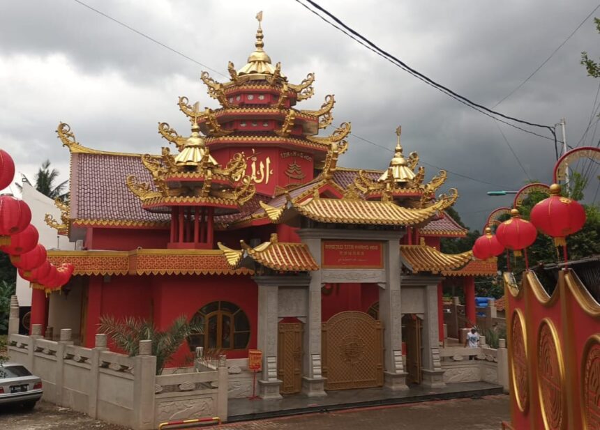 Masjid Tjia Kang Hoo di Jalan Haji Soleh dan Jalan Raya Tipar, Kelurahan Pekayon, Kecamatan Pasar Rebo, Jakarta Timur, dipasangi 100 lampion menjelang Imlek 2576 Kongzili, pada Selasa (28/1/2025) siang. Foto: Joesvicar Iqbal/ipol.id