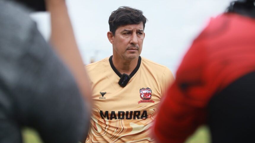 Pelatih Madura United Angel Alfredo Vera. Foto: Ist