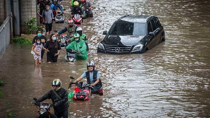 Hujan selama 24 jam di Jakarta membuat banyak wilayah di DK Jakarta terendam banjir. Foto: X @Paduka_Ratuu