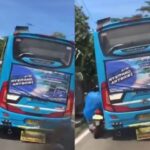 Momen bus asal Jawa Tengah dengan nomor polisi K 7170 KB melakukan aksi ugal-ugalan hingga menabrak pengendara motor di Jalan Raya Anyer-Carita, Kabupaten Serang. Foto: Tangkap layar IG @medsoszone