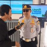 Pengendali Terminal Kampung Rambutan, Mulyono saat memberikan keterangan pada awak media terkait kesiapan petugas menyiagakan angkutan malam hari (Amari) sebagai moda transportasi lanjutan bagi penumpang bus AKAP, Rabu (1/1/2025). Foto: Ist