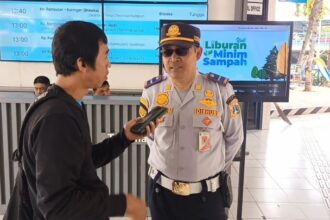 Pengendali Terminal Kampung Rambutan, Mulyono saat memberikan keterangan pada awak media terkait kesiapan petugas menyiagakan angkutan malam hari (Amari) sebagai moda transportasi lanjutan bagi penumpang bus AKAP, Rabu (1/1/2025). Foto: Ist