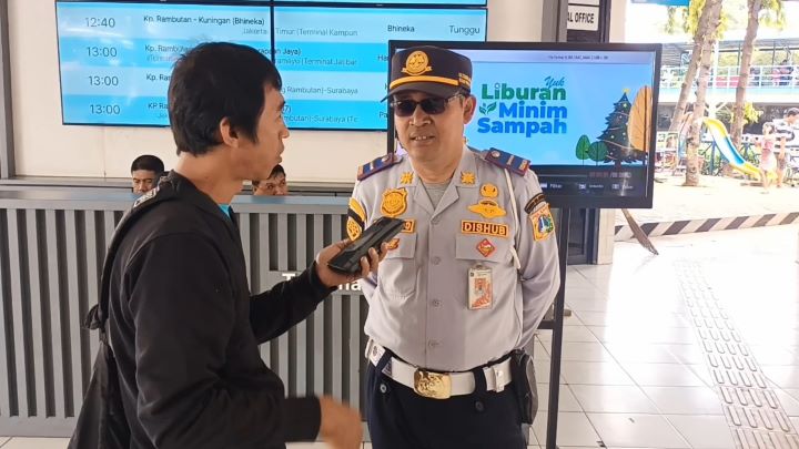 Pengendali Terminal Kampung Rambutan, Mulyono saat memberikan keterangan pada awak media terkait kesiapan petugas menyiagakan angkutan malam hari (Amari) sebagai moda transportasi lanjutan bagi penumpang bus AKAP, Rabu (1/1/2025). Foto: Ist