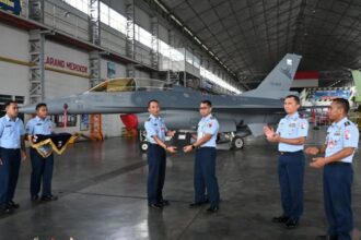 Penandatangan berita acara serah terima pesawat tempur F-16 TS-1603 hasil program Falcon STAR-eMLU. Foto: Instagram @lanud_iswahjudi