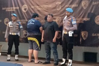 Tersangka George Sugama Halim menganiaya Dwi Ayu dengan cara melempar patung, mesin EDC, kursi, loyang pembuatan kue hingga mengakibatkan korban mengalami pendarahan di kepala dan memar di tubuh, dihadirkan dalam konfrensi pers di Mapolres Metro Jakarta Timur beberapa waktu lalu. Foto: Dok/ipol.id