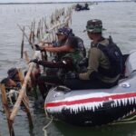 Prsoes Pembongkaran pagar laut di Tangerang. Foto: dok. TNI AL