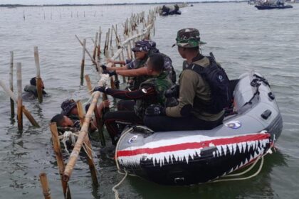 Prsoes Pembongkaran pagar laut di Tangerang. Foto: dok. TNI AL