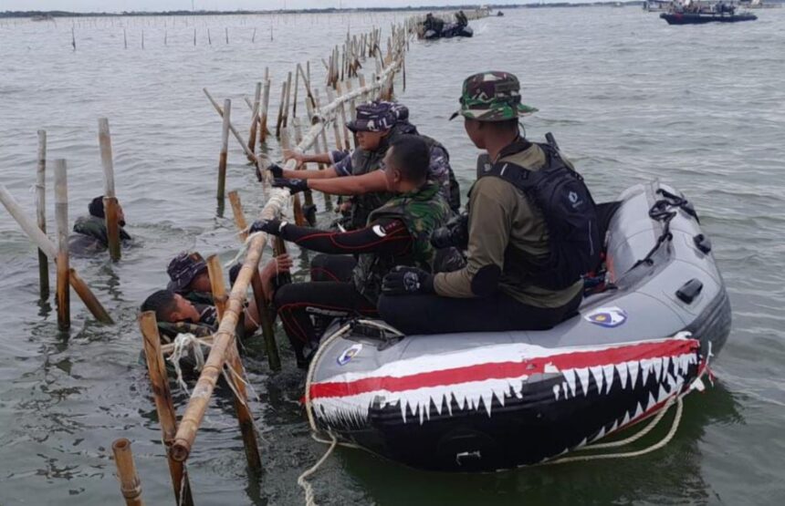 Prsoes Pembongkaran pagar laut di Tangerang. Foto: dok. TNI AL