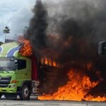 Truk pengangkut paket terbakar di area gudang JNE Gedebage pada 31 Desember 2024 sore hari, di Jl. Soekarno Hatta No. 829, Kota Bandung. Foto: X @deardarlinglele