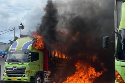 Truk pengangkut paket terbakar di area gudang JNE Gedebage pada 31 Desember 2024 sore hari, di Jl. Soekarno Hatta No. 829, Kota Bandung. Foto: X @deardarlinglele