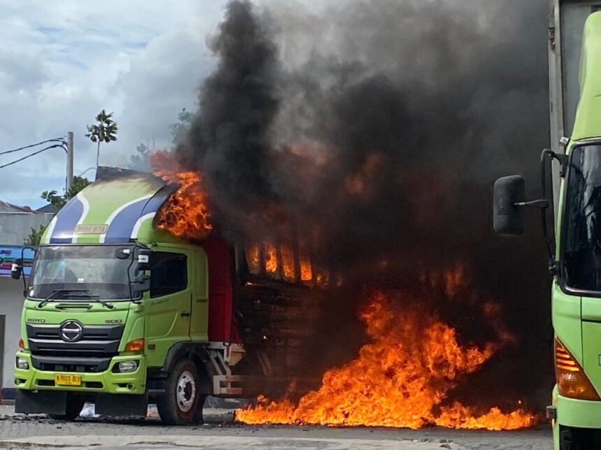 Truk pengangkut paket terbakar di area gudang JNE Gedebage pada 31 Desember 2024 sore hari, di Jl. Soekarno Hatta No. 829, Kota Bandung. Foto: X @deardarlinglele