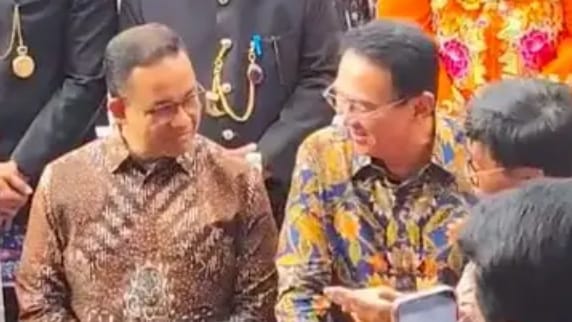 Ahok dan Anies terlihat akrab dalam acara JakASA yang digelar di Balaikota, Jakarta Pusat, Selasa (31/12/2024) silam (Foto: Istimewa)