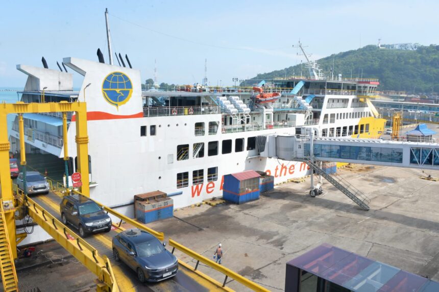 PT ASDP Indonesia Ferry (Persero) mencatat pergerakan sebanyak 1.899.282 penumpang dan 456.174 unit kendaraan melintasi jalur Merak-Bakauheni serta Ketapang-Gilimanuk selama Posko Natal dan Tahun Baru (Nataru) 2024/2025. Periode operasional ini berlangsung sejak 18 Desember 2024 (H-7) hingga 1 Januari 2025 (H+7).