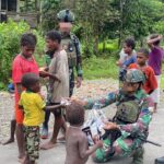 Satgas Yonif 6 Marinir, khususnya Pos Bravo pimpinan Letda Mar Alter, melaksanakan Komunikasi Sosial (Komsos) dengan anak-anak Kampung Muara, Distrik Dekai, sambil melaksanakan patroli pengamanan wilayah. Foto: Satgas Yonif 6 Marinir