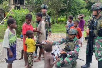 Satgas Yonif 6 Marinir, khususnya Pos Bravo pimpinan Letda Mar Alter, melaksanakan Komunikasi Sosial (Komsos) dengan anak-anak Kampung Muara, Distrik Dekai, sambil melaksanakan patroli pengamanan wilayah. Foto: Satgas Yonif 6 Marinir