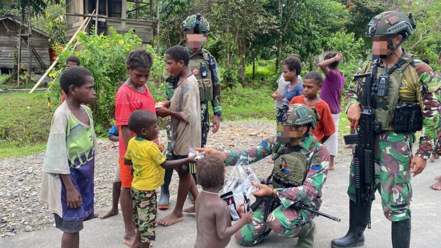 Satgas Yonif 6 Marinir, khususnya Pos Bravo pimpinan Letda Mar Alter, melaksanakan Komunikasi Sosial (Komsos) dengan anak-anak Kampung Muara, Distrik Dekai, sambil melaksanakan patroli pengamanan wilayah. Foto: Satgas Yonif 6 Marinir