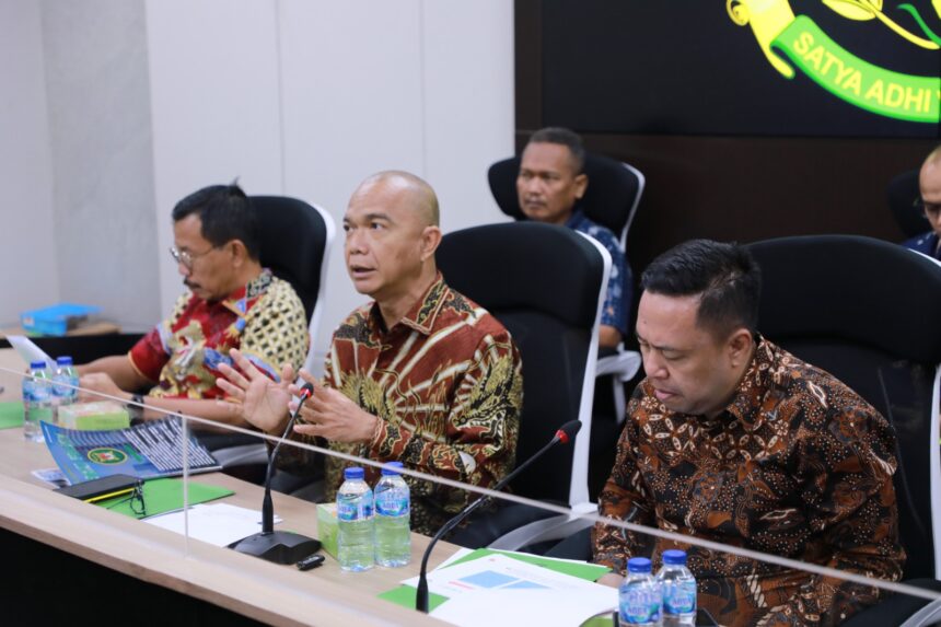 kegiatan Sosialisasi Rancangan Peraturan Presiden tentang Penertiban Kawasan Hutan (RPerpres PKH) yang digelar melalui Zoom Meeting, Jumat (10/1/2025). Foto: Intelijen Kejaksaan Agung