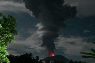 Kondisi Gunung Ibu di Kabupaten Halmahera Barat, Provinsi Maluku Utara, teramati mengalami erupsi dengan tinggi kolom abu 4.000 meter di atas puncak, pada Sabtu (11/1/2025) pukul 19.35 waktu setempat atau WIT. Foto: Ist