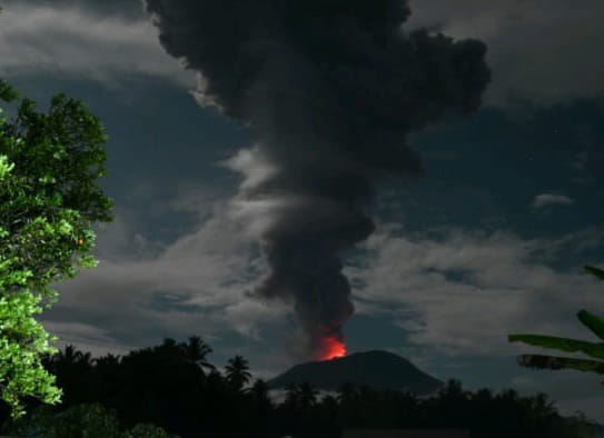 Kondisi Gunung Ibu di Kabupaten Halmahera Barat, Provinsi Maluku Utara, teramati mengalami erupsi dengan tinggi kolom abu 4.000 meter di atas puncak, pada Sabtu (11/1/2025) pukul 19.35 waktu setempat atau WIT. Foto: Ist