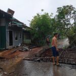 Kondisi atap rumah warga roboh akibat hembusan angin kencang melanda Kabupaten Banjar, Provinsi Kalimantan Selatan, pada Sabtu (11/1/2025). Foto: BPBD Kabupaten Banjar