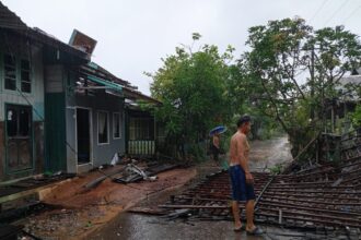 Kondisi atap rumah warga roboh akibat hembusan angin kencang melanda Kabupaten Banjar, Provinsi Kalimantan Selatan, pada Sabtu (11/1/2025). Foto: BPBD Kabupaten Banjar