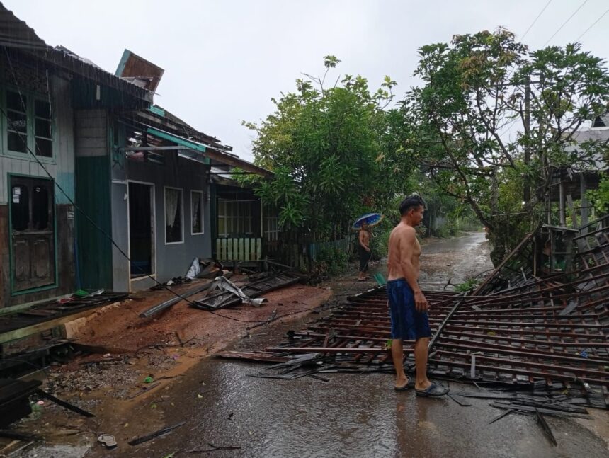 Kondisi atap rumah warga roboh akibat hembusan angin kencang melanda Kabupaten Banjar, Provinsi Kalimantan Selatan, pada Sabtu (11/1/2025). Foto: BPBD Kabupaten Banjar