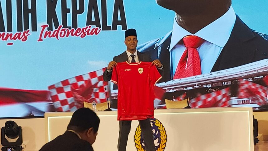 Kluivert resmi diperkenalkan ke publik lewat jumpa pers di Hotel Mulia, Jakarta, Minggu (12/1).