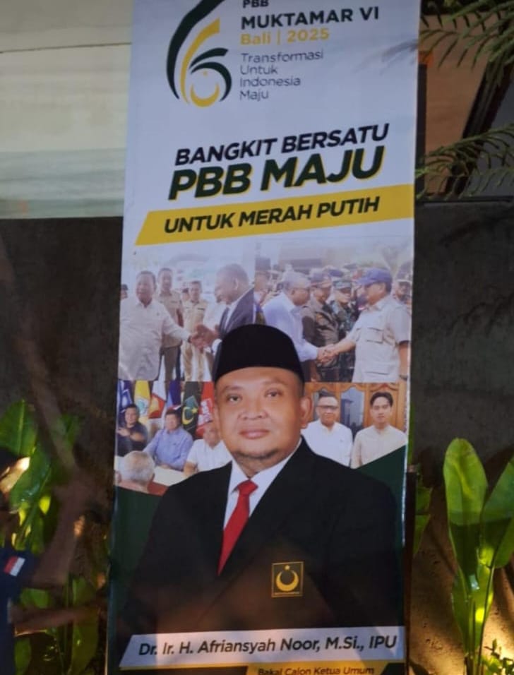 Spanduk hingga poster dukungan kepada mantan Sekretaris Jenderal (Sekjen) Partai Bulan Bintang (PBB), Afriansyah Noor sebagai Calon Ketua Umum PBB memenuhi beberapa ruas jalan saat tengah digelarnya Muktamar VI di kawasan Denpasar, Bali, pada Senin (13/1/2025)-Rabu (15/1/2025). Foto: Ist