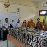 Camat Duren Sawit, Kelik Susanto dan jajaran bersama pihak sekolah dalam menyalurkan makan bergizi gratis (MBG) bagi para pelajar sekolah di wilayah Kecamatan Duren Sawit, Jakarta Timur, pada Senin (13/1/2025). Foto: Ist