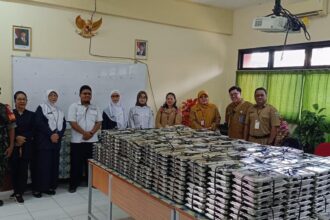 Camat Duren Sawit, Kelik Susanto dan jajaran bersama pihak sekolah dalam menyalurkan makan bergizi gratis (MBG) bagi para pelajar sekolah di wilayah Kecamatan Duren Sawit, Jakarta Timur, pada Senin (13/1/2025). Foto: Ist