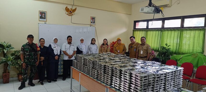 Camat Duren Sawit, Kelik Susanto dan jajaran bersama pihak sekolah dalam menyalurkan makan bergizi gratis (MBG) bagi para pelajar sekolah di wilayah Kecamatan Duren Sawit, Jakarta Timur, pada Senin (13/1/2025). Foto: Ist